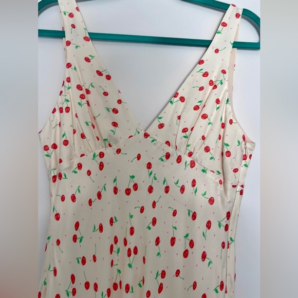 zara cherry silky short mini dress v neck medium skater dress - Picture 4 of 8